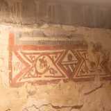 Ammiriamo persino dei resti di affreschi, tra cui uno composto da una fascia decorata con al centro un rombo in cui campeggia una sfera poggiata su un�ulteriore sottile fascia orizzontale